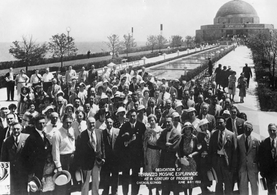 Chicago - Italiani di Chicago che hanno contribuito alla preparazione della Fiera mondiale del 1933 in posa sul terrazzo costruito dalla ditta Caretti