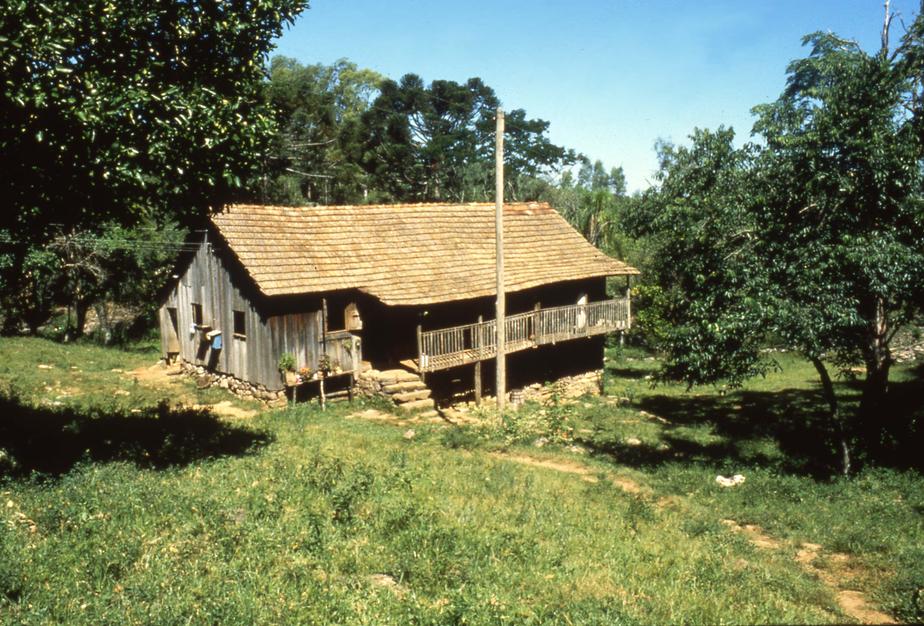 Rio Grande do Sul. Vecchi abitazioni in legno con il caratteristico tetto a tegole d’araucaria