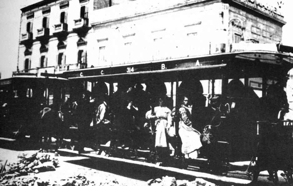 Emigranti appena sbarcati, nel 1912; l’entrata dell’“Hotel de Inmigrantes”