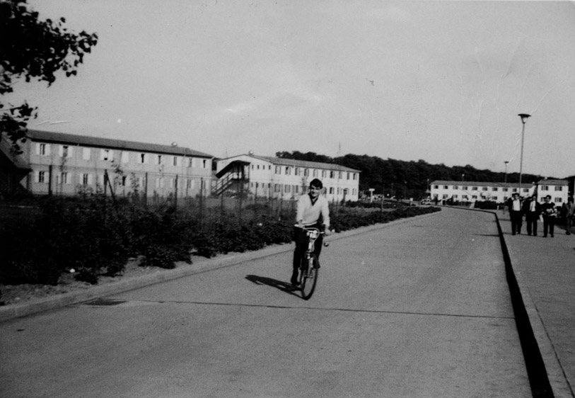 In bici vicino al recinto e alla Werkschuetz – 1965. Foto di Mario Diana Annino