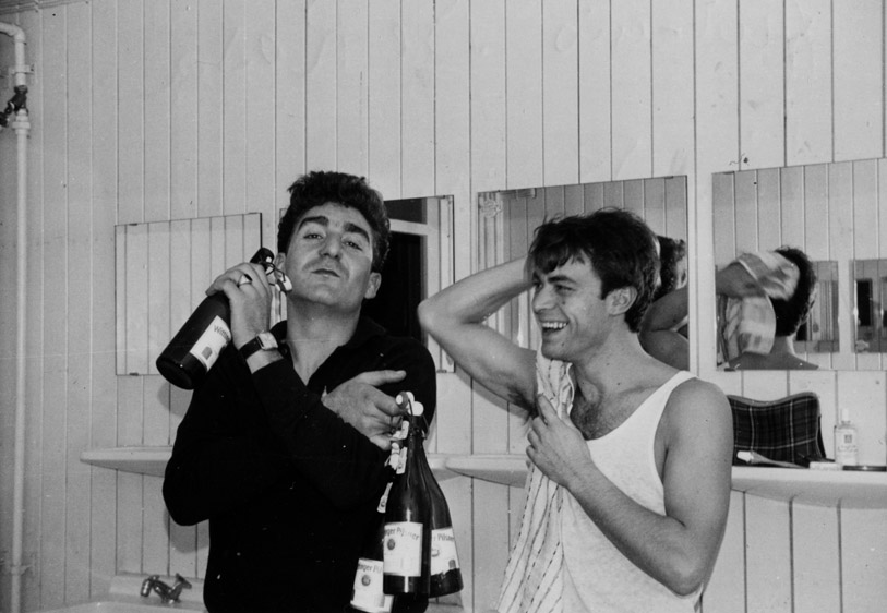 Preparativi per festeggiare nei bagni degli alloggi – 1962. Foto di Benito Cuomo.
